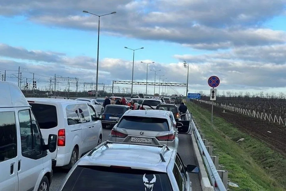 Май начался с транспортного коллапса — на Крымском мосту скопилось рекордные 2500 автомобилей