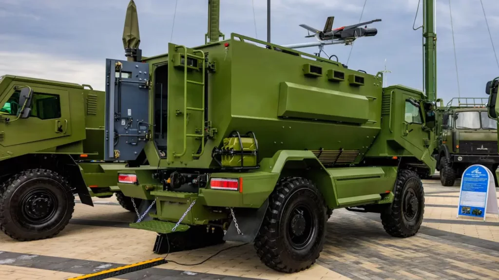 На международной выставке вооружений MILEX-2025 белорусская компания «ОКБ ТСП» представила командно-штабную машину управления огнем артиллерии «Арба»