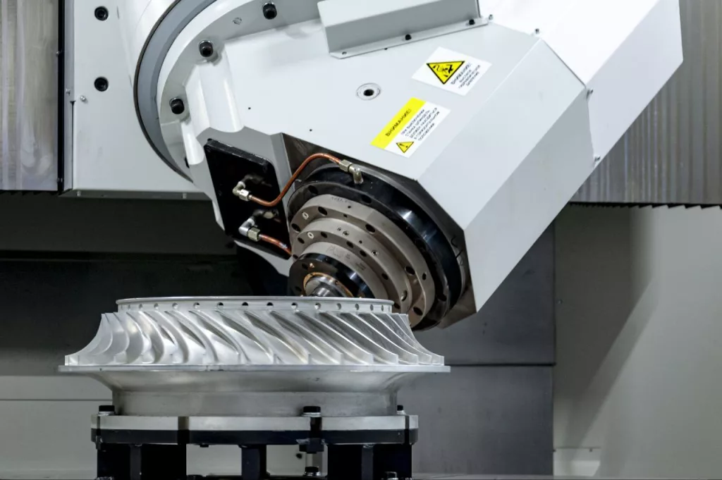 Передовой станок Ростеха создает деталь авиадвигателя прямо на выставке «Металлообработка»