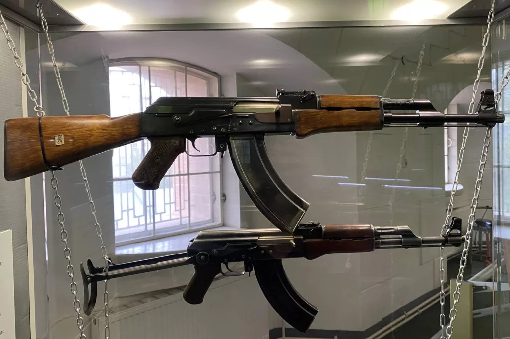 7,62-мм автоматы Калашникова АК и АКС с фрезированными (1949 г.) и штампованными (1953 г.) ствольными коробками