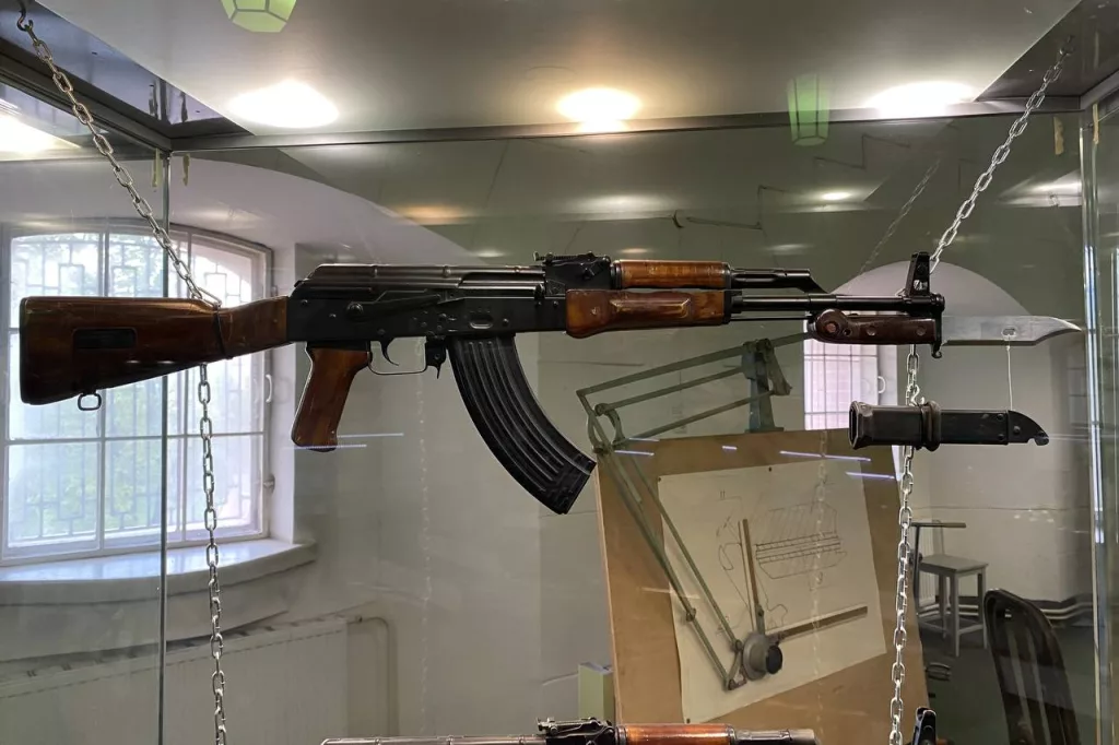 7,62-мм автоматы Калашникова модернизированные АКМ со штыками-ножами 6Х3 и 6Х4