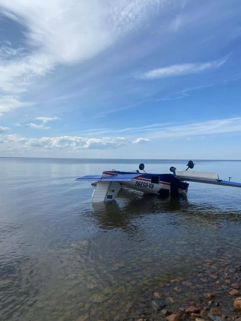 Легкомоторный самолет перевернулся во время аварийной посадки. Удивительно, но никто не пострадал
