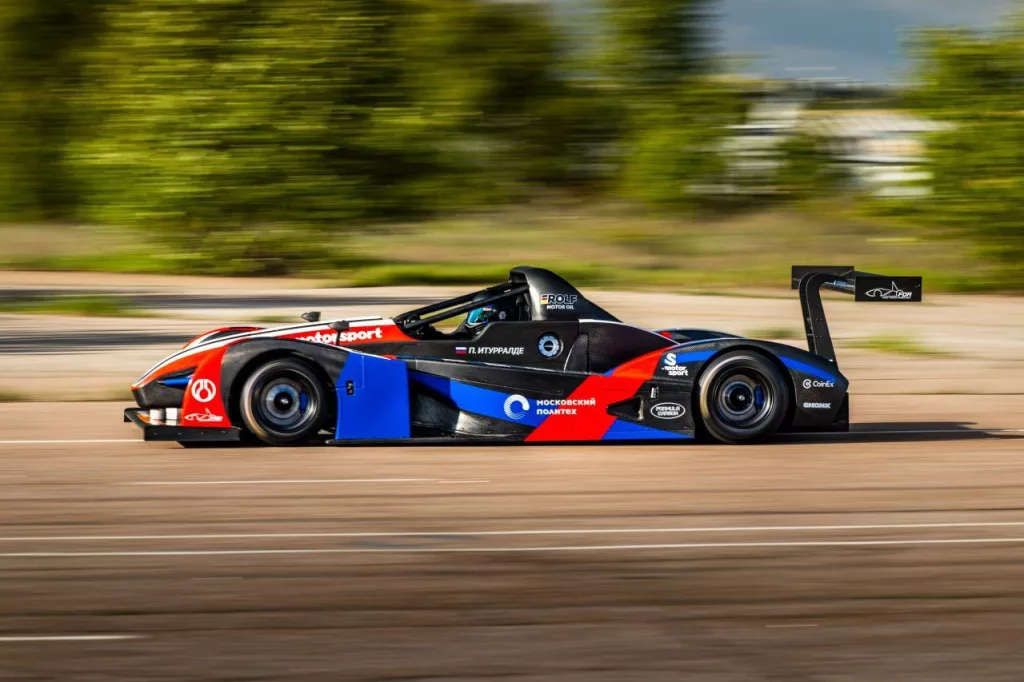 Инновационные материалы Ростеха помогли создать первый российский гибридный гоночный автомобиль