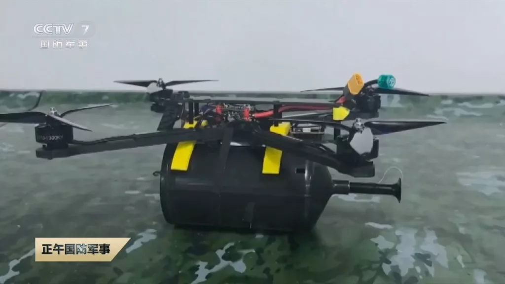 Кадры из репортажа о «студии инноваций в области БПЛА» народной вооружённой полиции Китая, на которых представлены FPV-дроны, включая оптоволоконные, и 3D-принтеры для печати компонентов