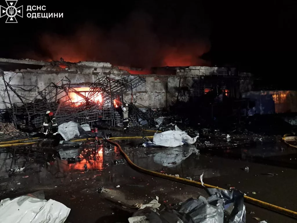 В Измаиле Одесской области после воздушной атаки сгорел склад "Новой Почты"
