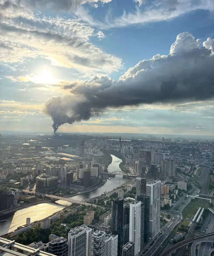 Пожар в Красногорске охватил обувной завод