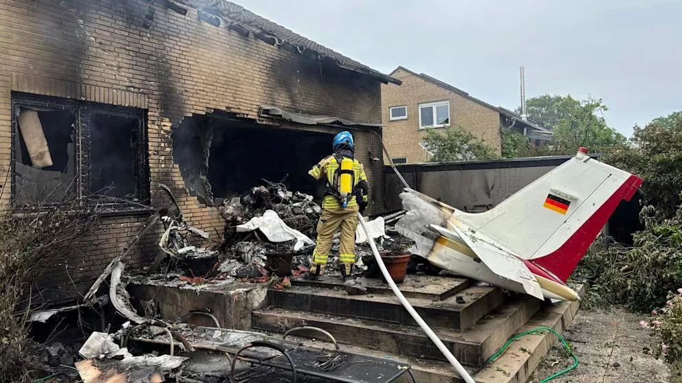 В Германии легкомоторный самолет упал на жилой дом — погибли два человека, — Bild