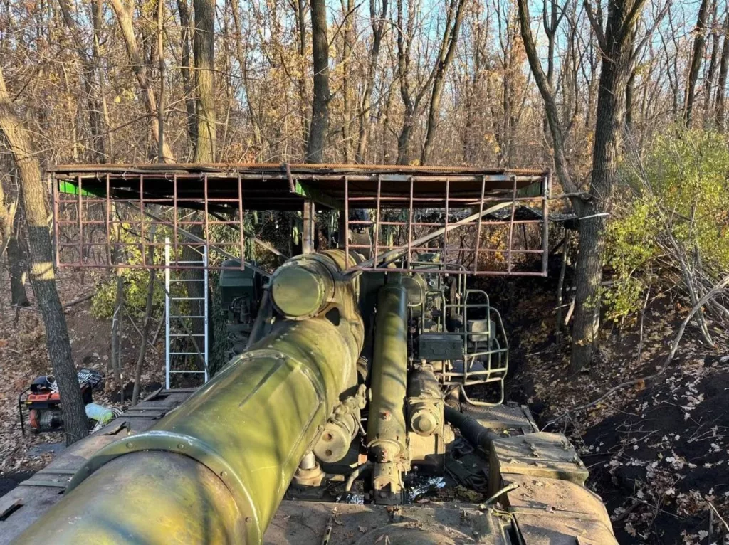 Поставленные из Ирана американские 203-мм снаряды M106 в боекомплекте российской 203-мм самоходной пушки 2С7М "Малка"
