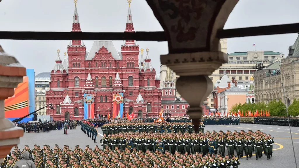 На Красной площади на Параде Победы пройдут парадные расчеты из 13 стран — самым большим станет контингент из Китая. Также примут участие расчеты из Белоруссии, Казахстана, Азербайджана, Узбекистана, Киргизии, Таджикистана, Туркменистана, Вьетнама, Египта, Монголии, Мьянмы и Лаоса