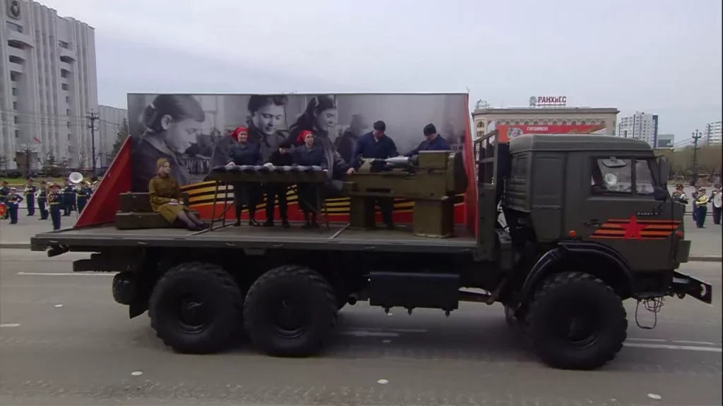 В Хабаровске на параде прошли полноценные диорамы из прошлого и настоящего, устроенные в кузовах армейских КАМАЗов