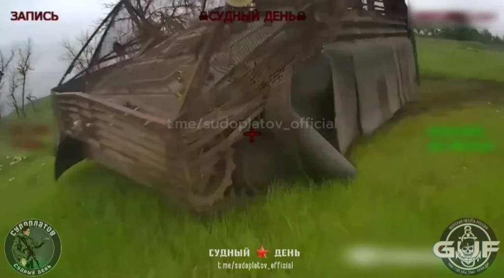 Май. Константиновское направление. Уничтожение FPV-дроном "ВТ-40" британского FV103 Spartan в районе н.п. Дылеевка. Объективный контроль в момент удара по технике фиксирует дрон на оптоволокне