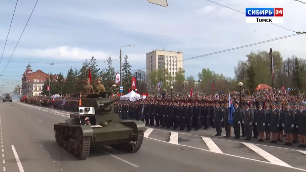 Еще одной хорошей исторической реконструкцией, плавно переходящей в современность, порадовал парад в Томске