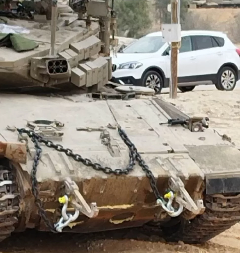 Снятые с хранения израильские танки Merkava Mk.3 стали оснащаться дополнительными блоками динамической защиты по бортам башен для боев в Сектора Газа