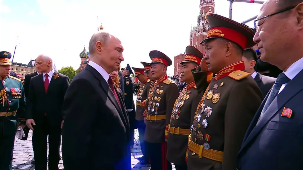 Тем временем некие энтузиасты индентифировали северокорейских генералов, присутствовавших на параде Победы в Москве