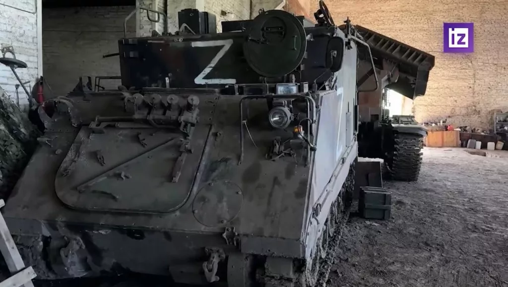 Командно-штабная машина M577 и ИМР-2 ВСУ, эвакуированные российскими военными из Курского пограничья в тыл