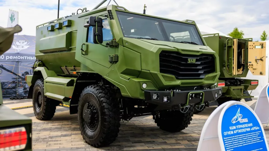 На международной выставке вооружений MILEX-2025 белорусская компания «ОКБ ТСП» представила командно-штабную машину управления огнем артиллерии «Арба»