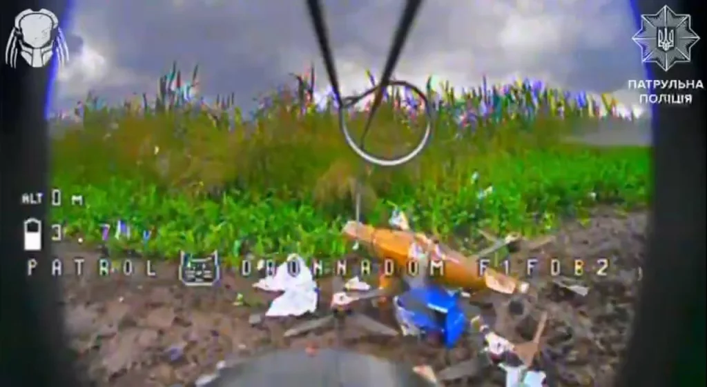 Новый эпизод войны дронов: уничтожение ударами украинских FPV-дронов и сбросами российских FPV-дронов, находящихся в засаде в ожидании проезжающего транспорта противника