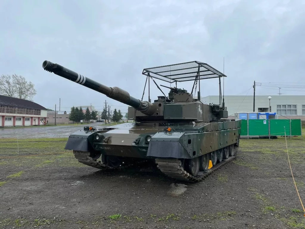 А это уже танки Type 90 и Type 10 сил самообороны Японии с первыми «мангальчиками»