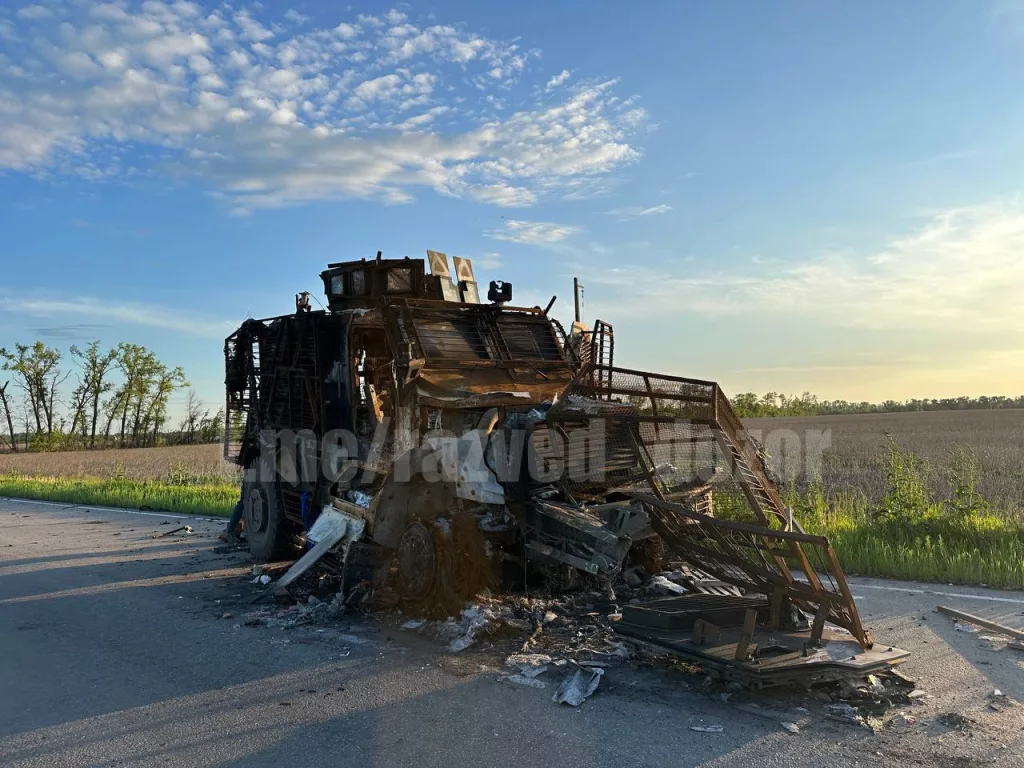 Осмотр уничтоженной американской ББМ International MaxxPro и других образцов военной техники украинских оккупантов