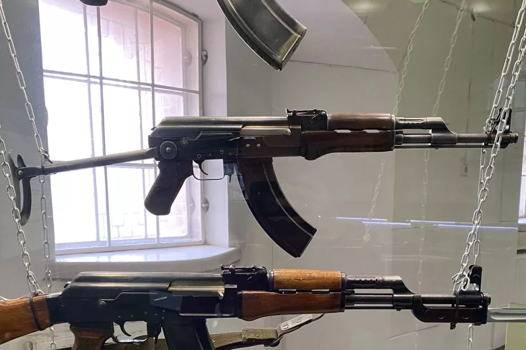 7,62-мм автоматы Калашникова АК и АКС с фрезированными (1949 г.) и штампованными (1953 г.) ствольными коробками