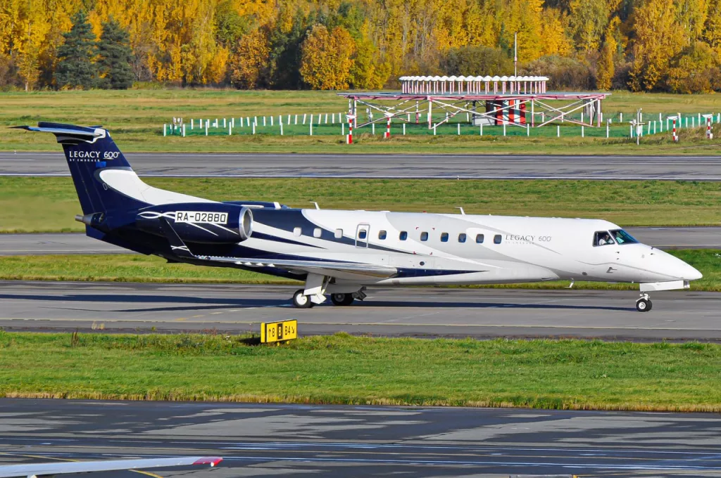 Два бизнес-джета Embraer Legacy 600 столкнулись в аэропорту Минеральных вод. Один из них может принадлежать экс-губернатору Краснодарского края и миллиардеру Александру Ткачеву