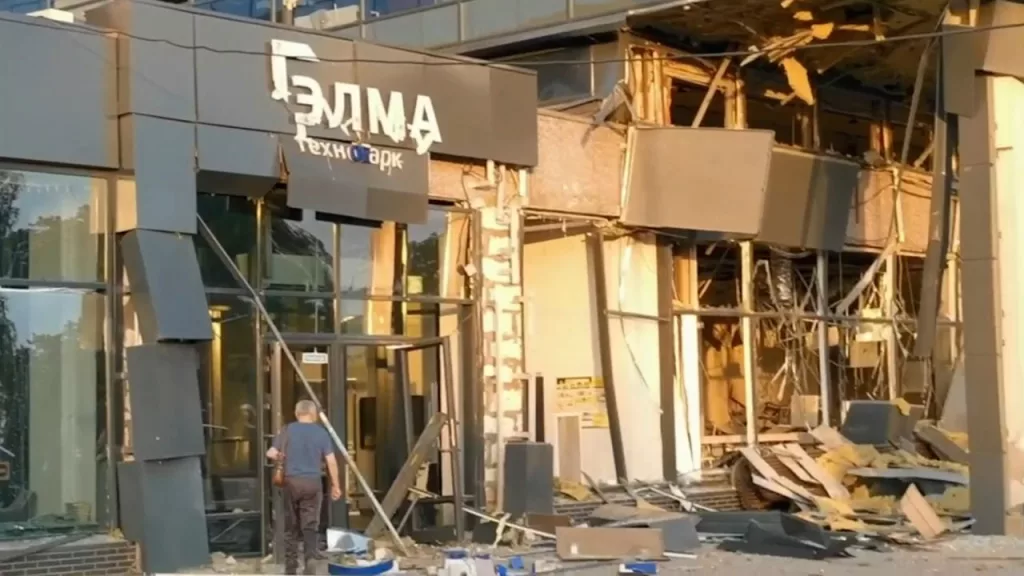 Зеленоград. Москва. Враг старался поразить технопарк, большинство дронов сбито. Один упал на парковку