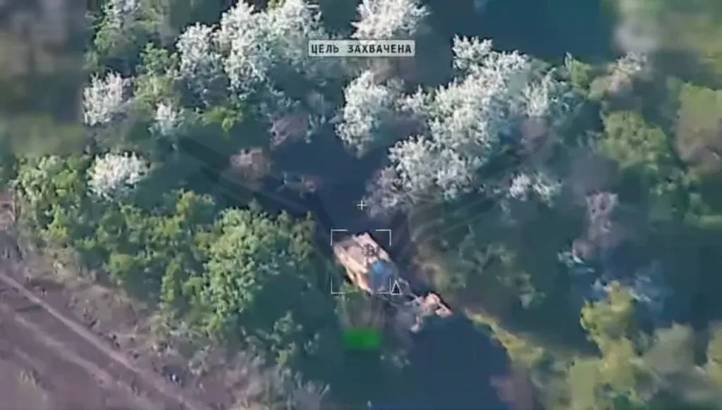 Поражение барражирующим боеприпасом «Ланцет» центра «Рубикон» машины разминирования M1150 ABV американского производства в районе Изюма Харьковской области