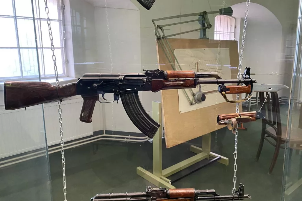 7,62-мм автоматы Калашникова модернизированные АКМ со штыками-ножами 6Х3 и 6Х4