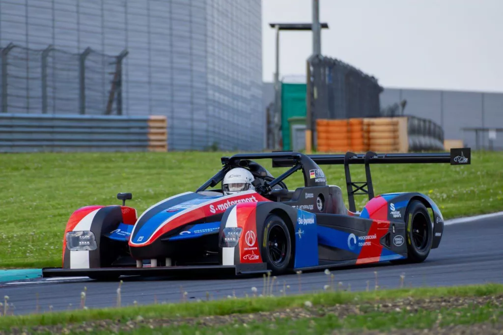 Инновационные материалы Ростеха помогли создать первый российский гибридный гоночный автомобиль