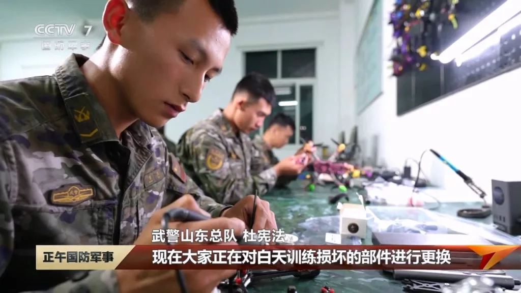 Кадры из репортажа о «студии инноваций в области БПЛА» народной вооружённой полиции Китая, на которых представлены FPV-дроны, включая оптоволоконные, и 3D-принтеры для печати компонентов