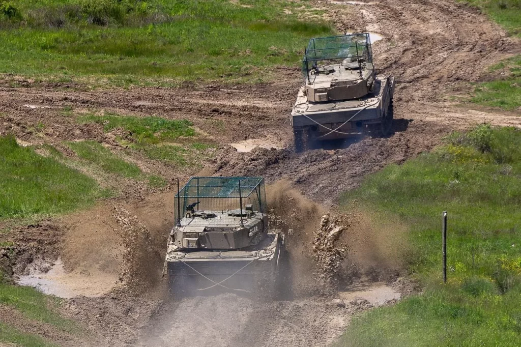 В "полку замангаленных" прибыло - на этот раз простенькими защитными козырьками обзавелись Т-72М, Leopard 2A4 и БМП-2 армии Словакии