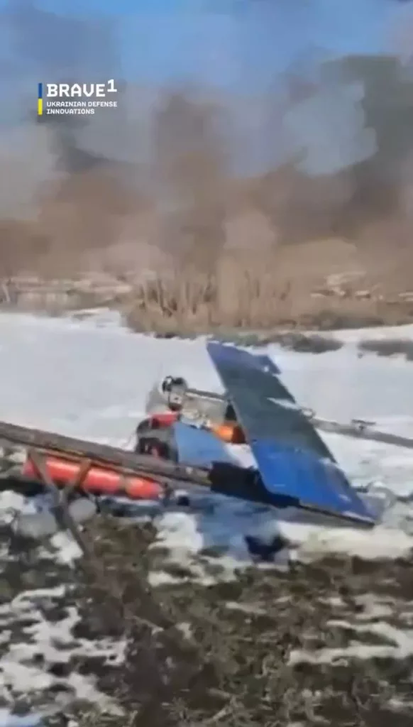 Кадры испытаний украинского БПЛА самолётного типа, выступающего в качества носителя двух FPV-дронов