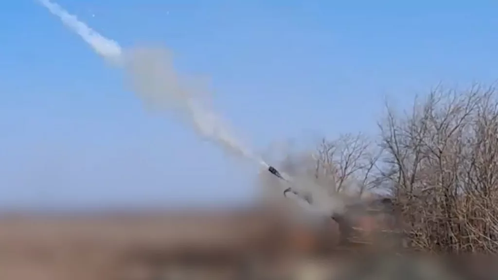 Хорошо видимый момент выстрела корректируемого боеприпаса ЗОФ95 «Краснополь-М» из 152-мм САУ «Мста-С» по позиции ВСУ, расположенной в посадке