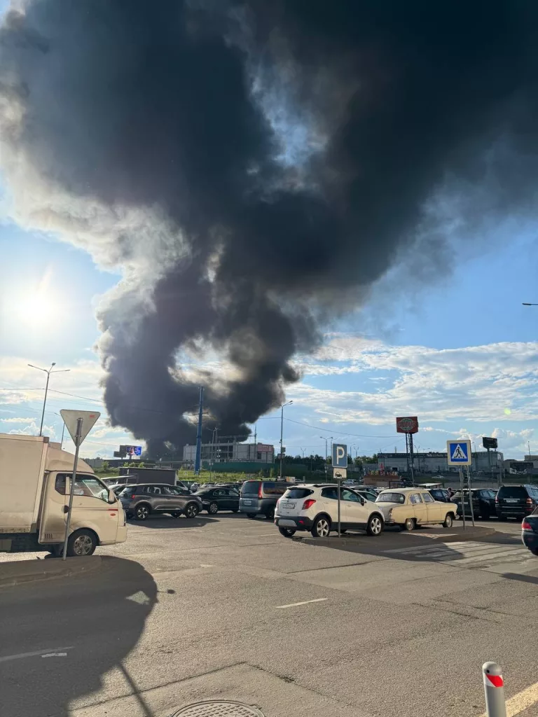 Пожар в Красногорске охватил обувной завод