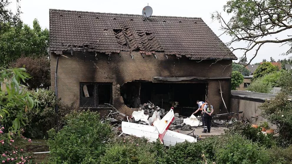 В Германии легкомоторный самолет упал на жилой дом — погибли два человека, — Bild