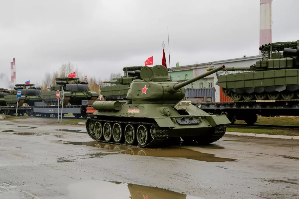 Уралвагонзавод в преддверии Дня Победы отправил партии танков Т-90М и Т-72Б3М в войска