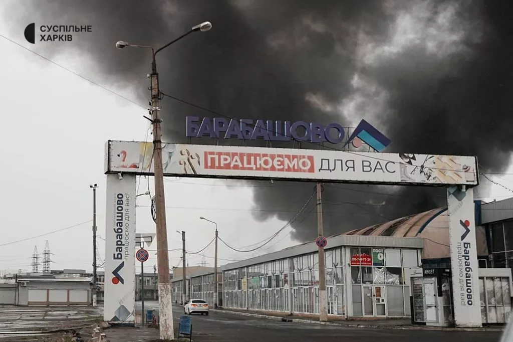 Удар, вспышка, искры: кадры мощнейшего прилета по складам ВСУ на рынке «Барабашово» в Харькове