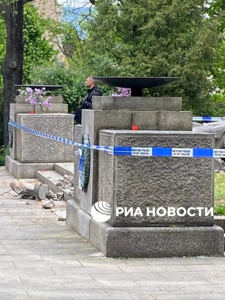 Вандализм к 9 мая: в Чехии разрушен памятник советскому солдату