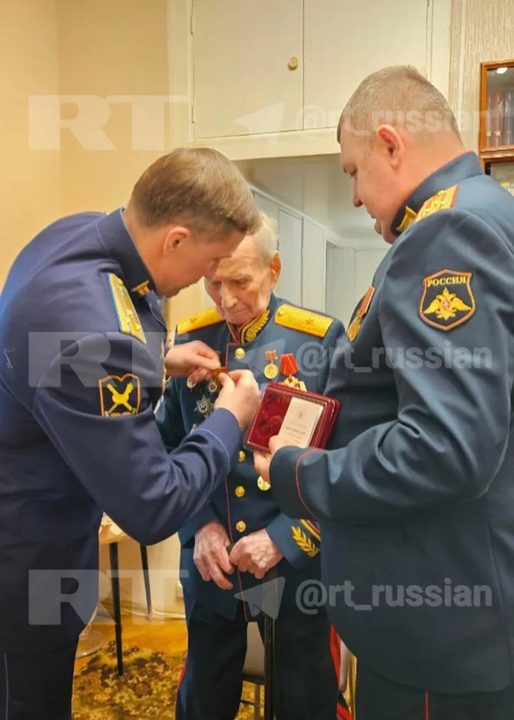 Участник спецоперации поздравил 107-летнего ветерана ВОВ с предстоящим Днём Победы