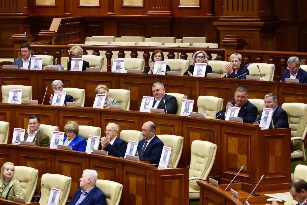 Оппозиция Молдавии провела акцию «Бессмертный полк» прямо в зале парламента