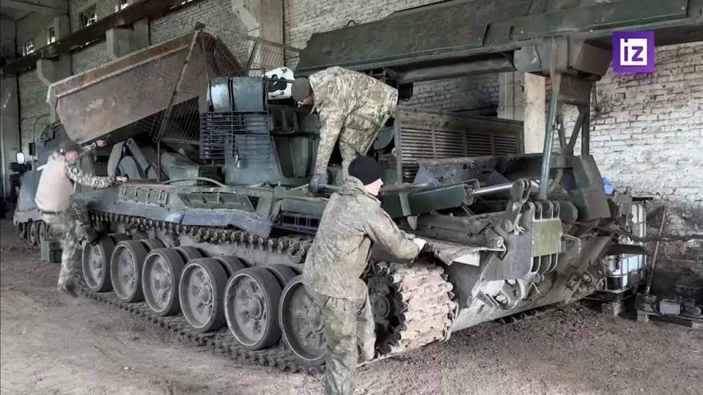Командно-штабная машина M577 и ИМР-2 ВСУ, эвакуированные российскими военными из Курского пограничья в тыл