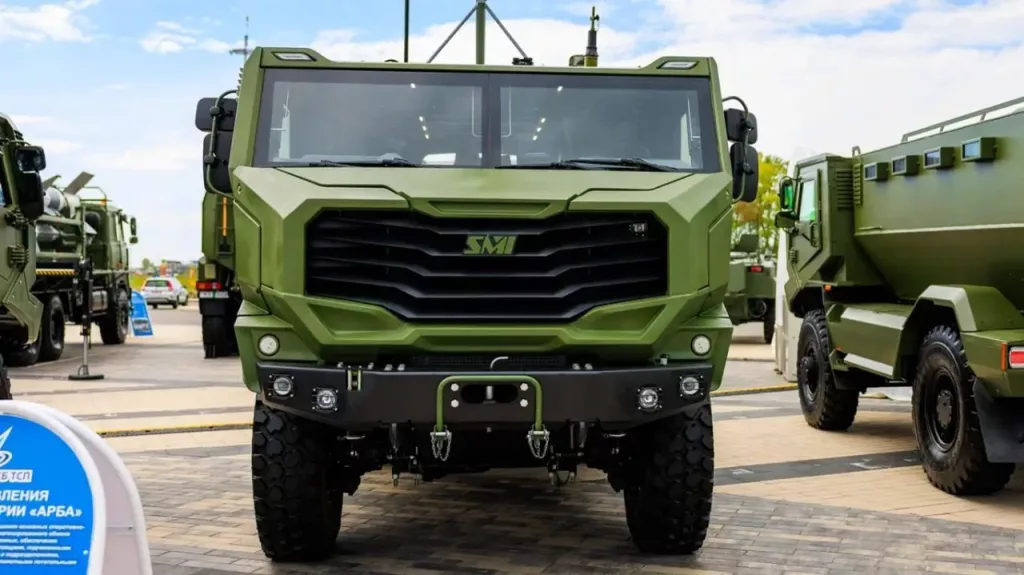 На международной выставке вооружений MILEX-2025 белорусская компания «ОКБ ТСП» представила командно-штабную машину управления огнем артиллерии «Арба»