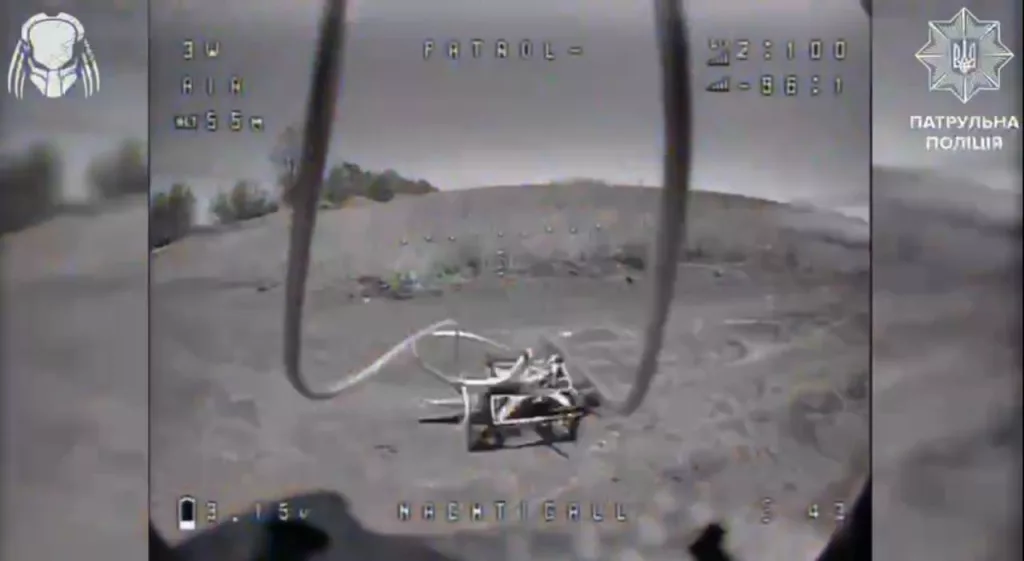 Новый эпизод войны дронов: уничтожение ударами украинских FPV-дронов и сбросами российских FPV-дронов, находящихся в засаде в ожидании проезжающего транспорта противника