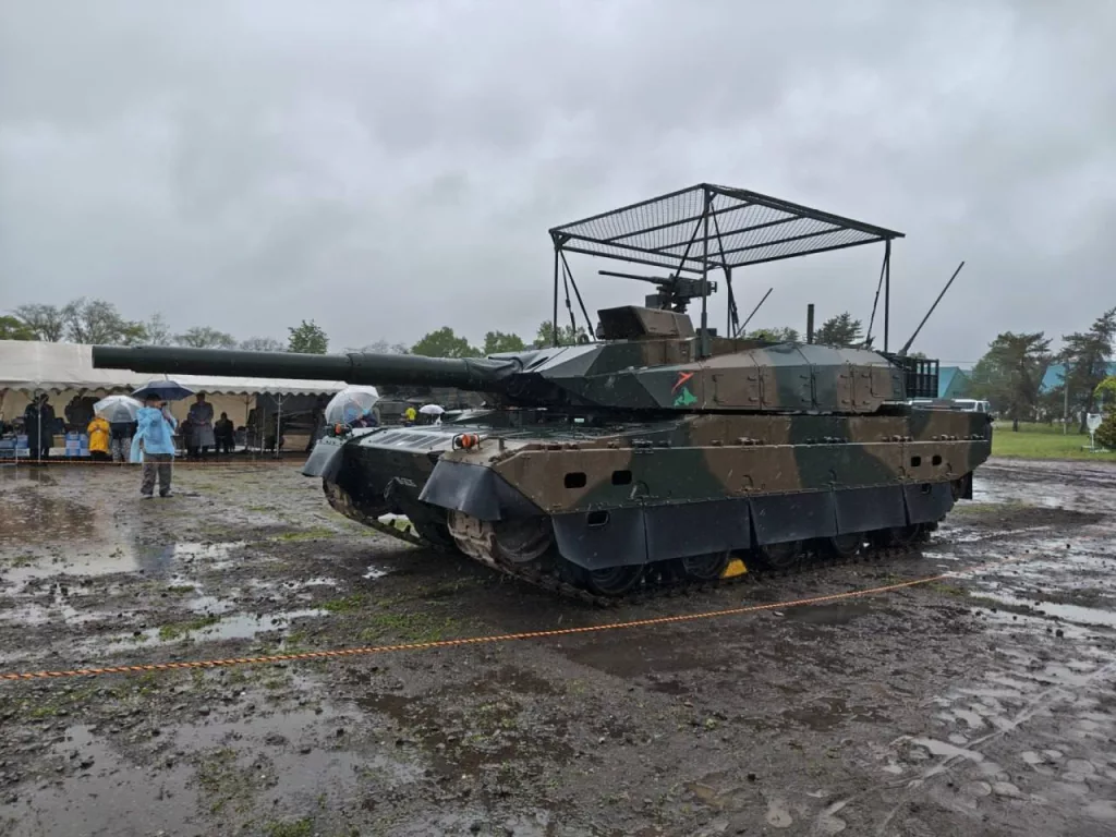 А это уже танки Type 90 и Type 10 сил самообороны Японии с первыми «мангальчиками»