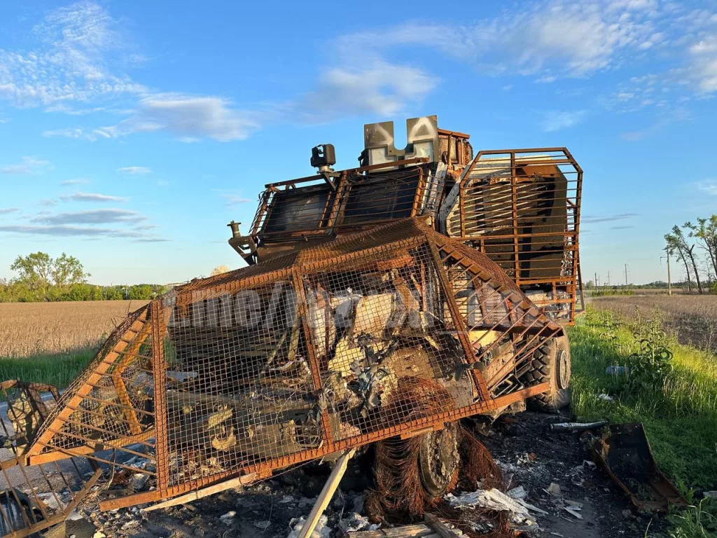 Осмотр уничтоженной американской ББМ International MaxxPro и других образцов военной техники украинских оккупантов