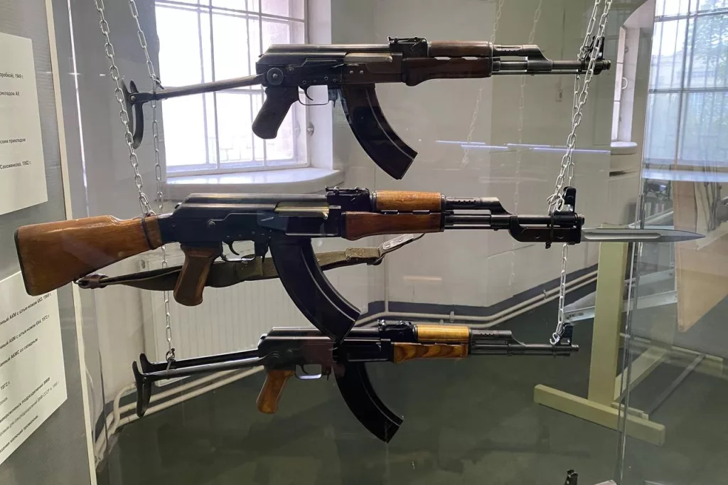 7,62-мм автоматы Калашникова АК и АКС с фрезированными (1949 г.) и штампованными (1953 г.) ствольными коробками