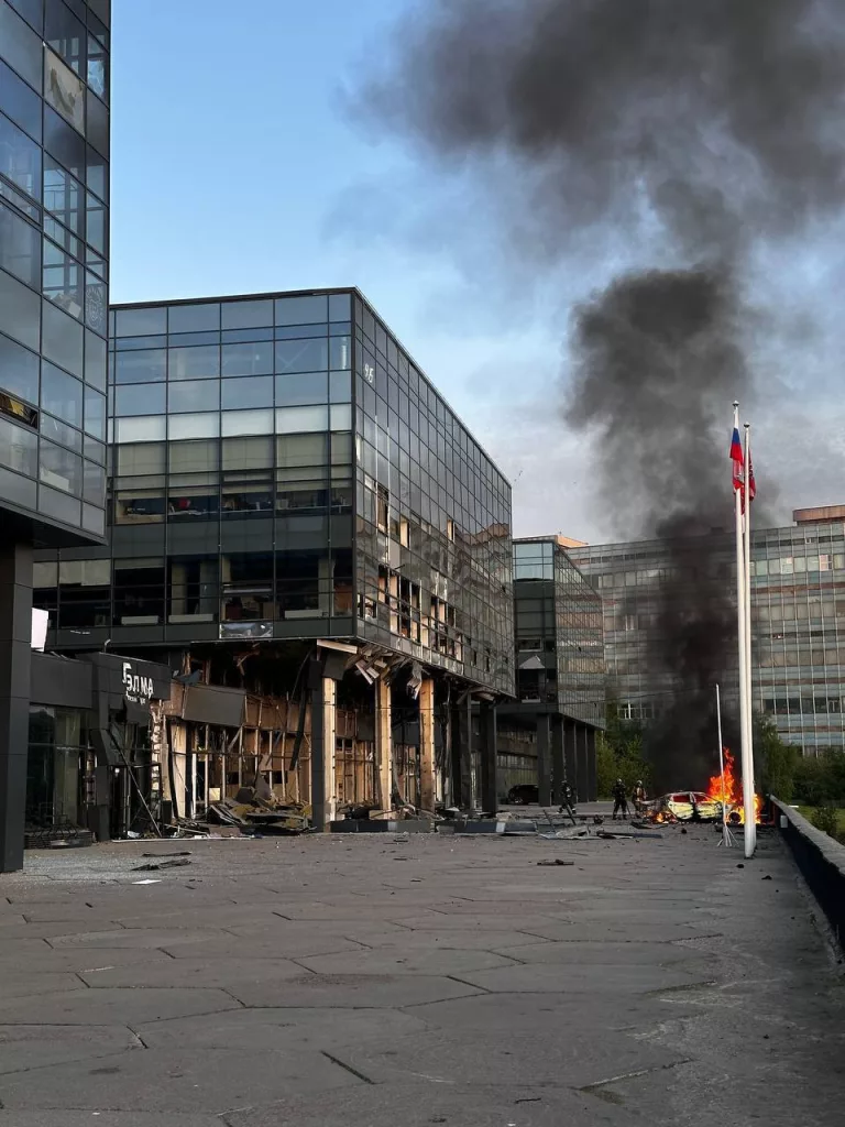 Зеленоград. Москва. Враг старался поразить технопарк, большинство дронов сбито. Один упал на парковку