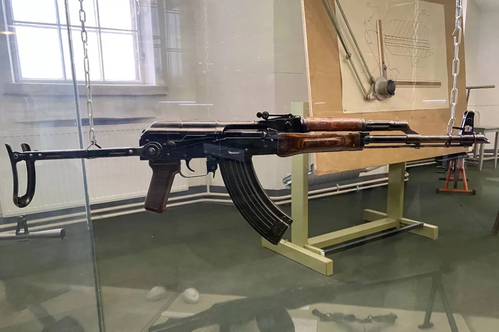 7,62-мм автоматы Калашникова модернизированные АКМ со штыками-ножами 6Х3 и 6Х4