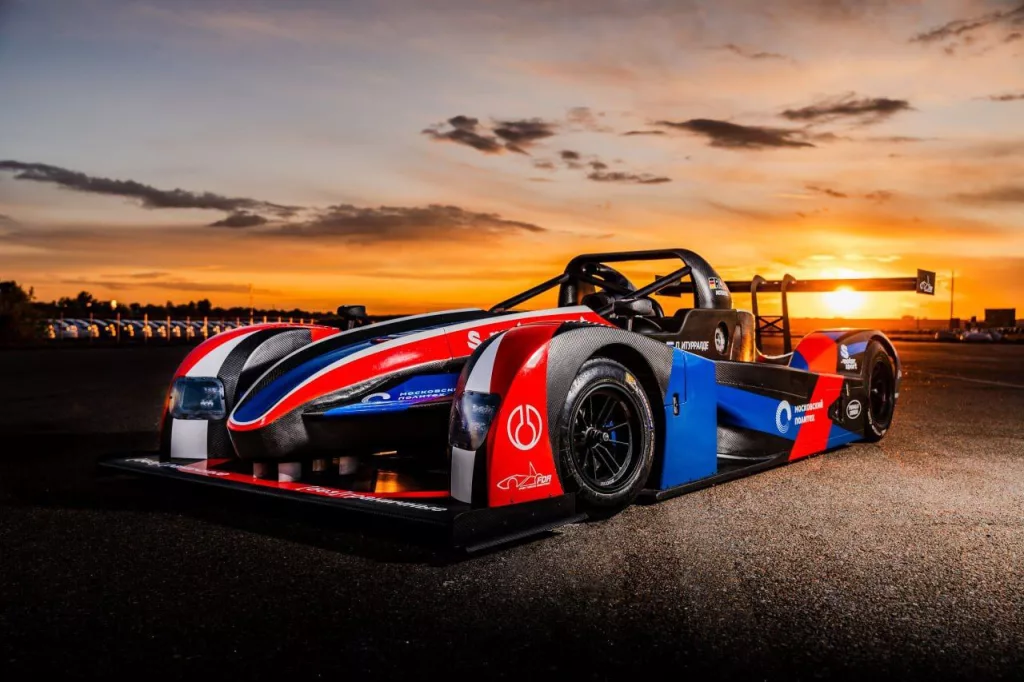 Инновационные материалы Ростеха помогли создать первый российский гибридный гоночный автомобиль