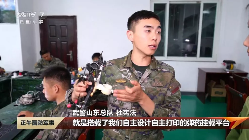 Кадры из репортажа о «студии инноваций в области БПЛА» народной вооружённой полиции Китая, на которых представлены FPV-дроны, включая оптоволоконные, и 3D-принтеры для печати компонентов